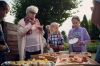 Seniorzy i dzieci jedzą kanapki
